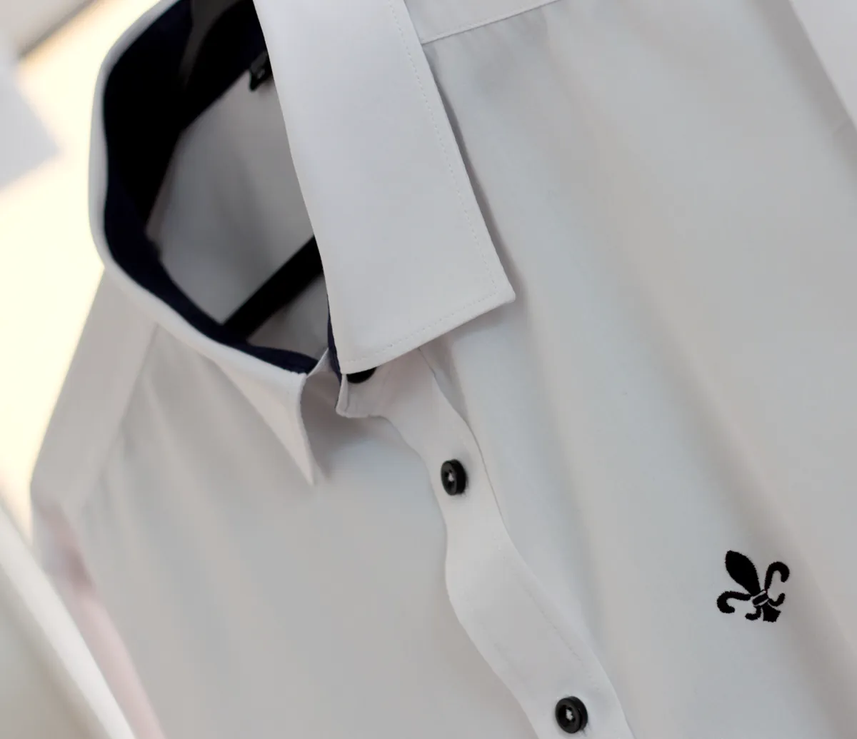 Camisa social lavada e passada pela Lavanderia Dia a Dia