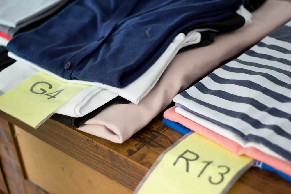 Roupas dobradas e separadas por cliente na conferência