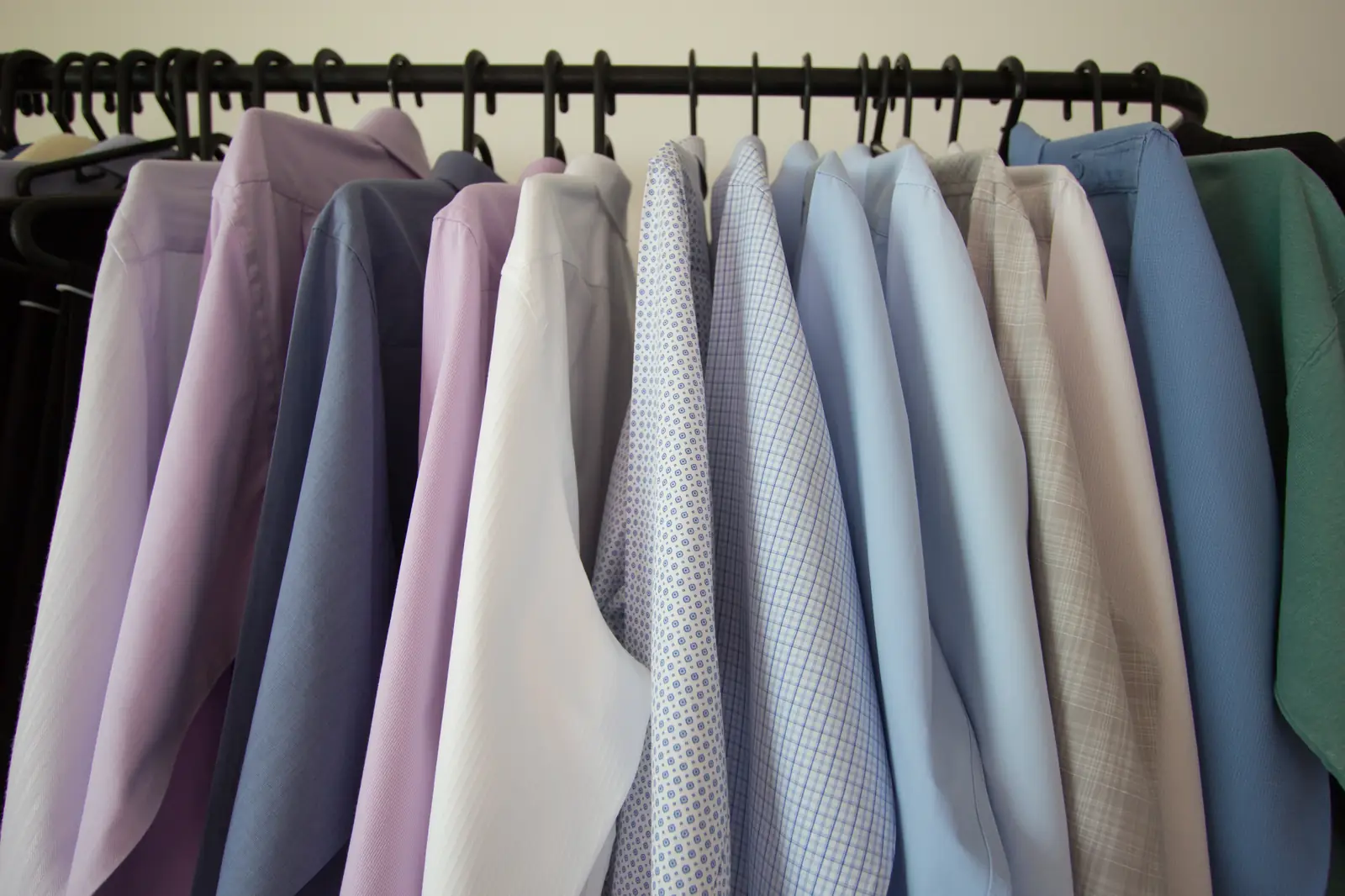 Camisas lavadas e passadas na arara de expedição da Lavanderia Dia a Dia
